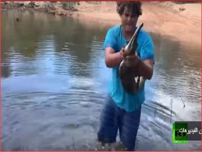 شاهد| رجل أسترالي يصطاد تمساح بيديه العاريتين