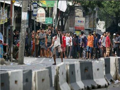 فيديو| منع «السوشيال ميديا» واعتداءات على أتوبيسات الشرطة في إندونيسيا