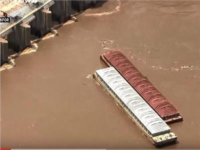 شاهد| فيضان يغرق قاربين في نهر أركنساس الأمريكي