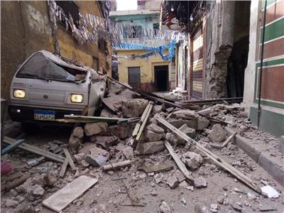 بالصور| انهيار جزء من عقار قديم بالإسكندرية