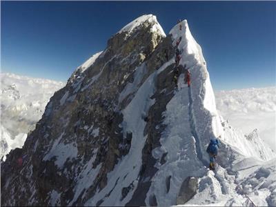 عدد الوفيات بين متسلقي جبل إفرست يصل إلى 18 حالة بعد وفاة بريطاني