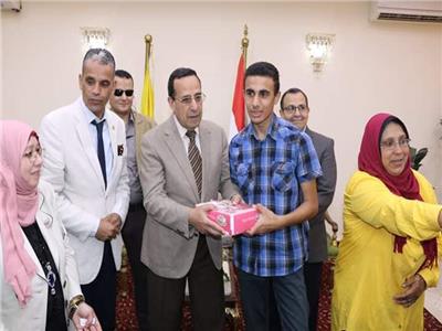 محافظ شمال سيناء يجبُر «خاطر» ذوي القدرات الخاصة بـ«كعك العيد»