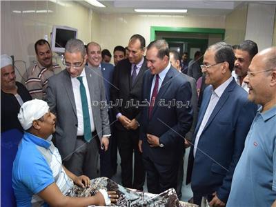 محافظ سوهاج يزور رئيس «حي شرق» المصاب بـ«كسر الجمجمة» بالمستشفى الجامعي