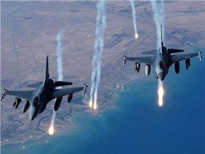 مصادر يمنية: طائرات التحالف تدمر آليات عسكرية ثقيلة لميليشيات الحوثي