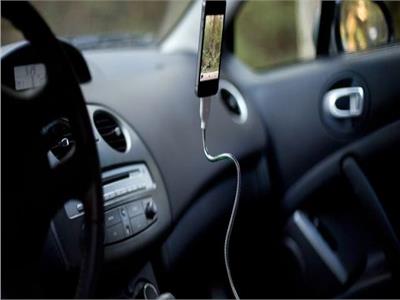 شحن هاتفك بالسيارة خطر .. لهذا السبب