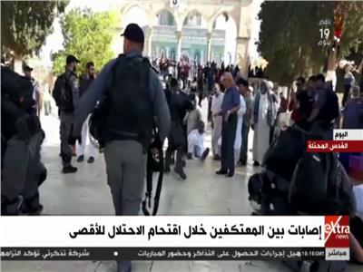 شاهد| قوات الاحتلال تعتدي على المعتكفين في باحات المسجد الأقصى