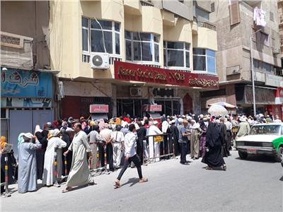إصابة عدد من أصحاب المعاشات بحالات إغماء أمام بنك ناصر بدمنهور