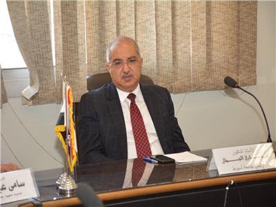 رئيس جامعة أسيوط يدين حادث شمال سيناء ويشيد ببسالة الجيش والشرطة