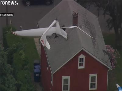 شاهد| لحظة سقوط طائرة شرعية على أحد المنازل بأمريكا 