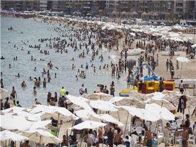 صور| إقبال كبير على شواطئ الإسكندرية في ثاني أيام العيد