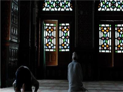 «المفتي السابق» يفرق بين الصلاة في القبور ومساجد الأضرحة