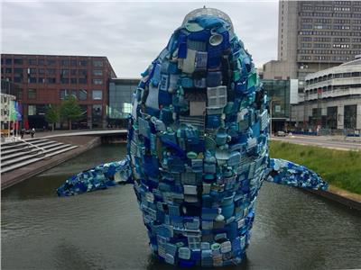 شاهد « حوت الزجاجات البلاستيكية» للتهديد بخطورة البلاستيك على الحياة البحرية 
