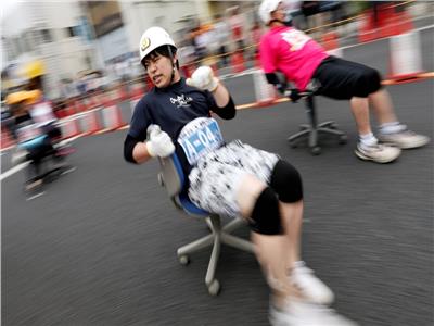 شاهد| سباق غريب من نوعة.. «الكراسي المتحركة» باليابان