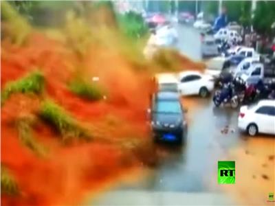 شاهد| لحظة إنهيار أرضي يؤدي إلى إبتلاع العشرات من السيارات في الصين