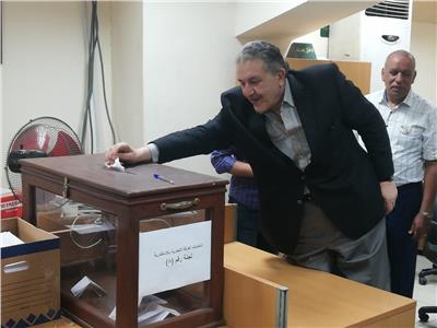 صور| «الوكيل» يدلي بصوته في انتخابات الغرفة التجارية بالإسكندرية