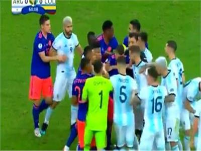 فيديو| «مقص» من لاعب كولومبيا لـ«ميسي» ..ومشاجرة بين اللاعبين 