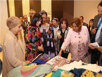 مايا مرسي تتفقد معرض منتجات «مصريات مبدعات»