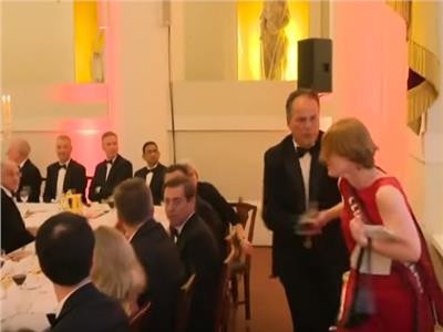 فيديو| مساعد وزير الخارجية البريطاني يعتدي على ناشطة