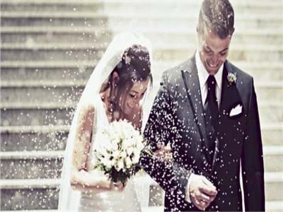 خبيرة بريطانية تنصح الشباب بـ«الزواج المُبكر»