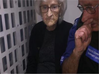شاهد| الشرطة البريطانية تقبض على سيدة عجوز بناء على طلبها 