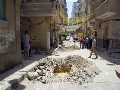 مأساة في «امبروزو» بالإسكندرية.. 40 أسرة على الرصيف دون مأوى