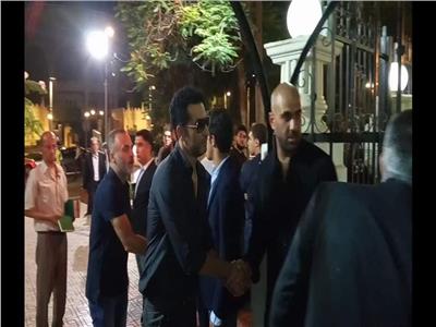 فيديو| عمرو سعد ومدحت العدل يؤديان واجب العزاء في والد «ميدو»