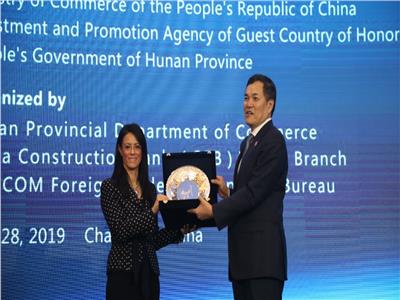وزيرة السياحة تهدي نائب محافظ إقليم هونان هدية تذكارية