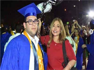 ليلى علوي تحتفل بتخرج ابنها «خالد» على طريقتها الخاصة 