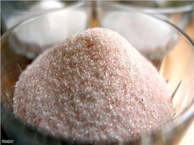 تعرف على فؤائد «الملح الصخري» يفقد الوزن ومفيد للبشرة والشعر والفم 