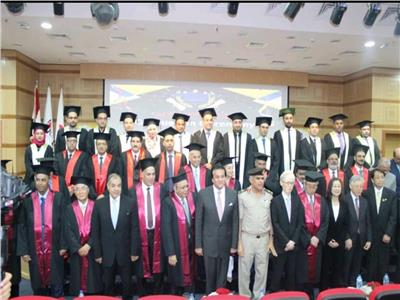صور| وزير التعليم العالي يشهد احتفال تخرج طلاب الجامعة المصرية اليابانية