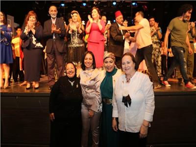 مايا مرسي تشهد عرض مسرحي «اللي رسمت الطريق» بمناسبة مئوية المرأة المصرية