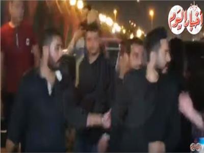 فيديو| تامر حسني وأنغام يُقدمان العزاء عزت أبو عوف 
