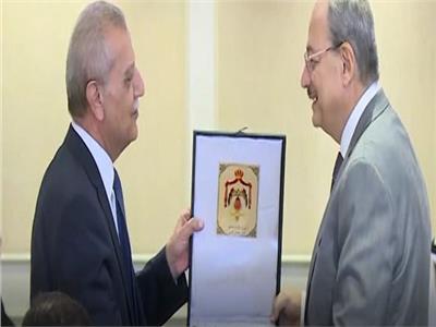 شاهد| النائب العام المصرى يتسلم درع المجلس القضائي من نظيره الأردني