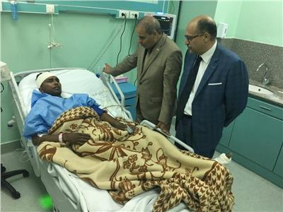 «المحرصاوى» يزور «طالب حادث القطار» بمستشفى جامعة الأزهر