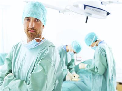 دراسة تحذر: العباءات الجراحية في المستشفيات تحمل «جراثيم»