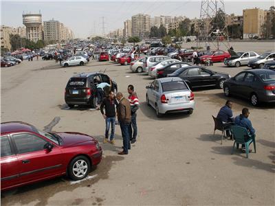 «جبروت المصريين».. أسعار السيارات المستعملة تقترب من الجديدة 