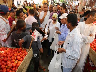 صور| وزيرة البيئة توزع أكياس صحية على المواطنين في سوق الدهار بالغردقة