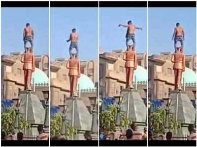 صور| شباب يرقصون عراة بعد تسلق تمثال "محمد نجيب" بالغربية 