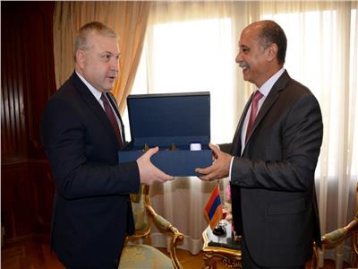 وزير الطيران المدني يلتقي سفير دولة أرمينيا