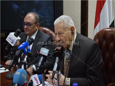 خلال لقائه رؤساء التحرير الأفارقة مكرم محمد أحمد: لا يوجد صحفيون بالسجون في مصر