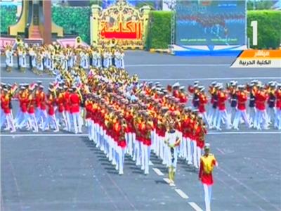 فيديو| الرئيس السيسي يشهد عرضًا للموسيقى العسكرية