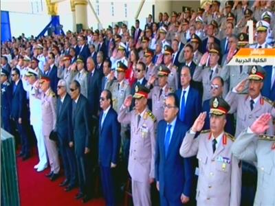 صور| الرئيس السيسي يشهد سلام السلاح للشهيد بحفل تخرج طلبة الكليات العسكرية 