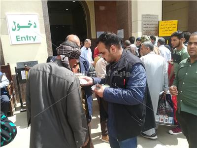 صور| زحام بمحطة مصر لحجز تذاكر عيد الأضحى.. «4 تذاكر لكل بطاقة»