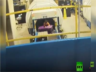 فيديو| 5 دقائق من الجحيم.. رحلة خطيرة لطفل في مطار أمريكي