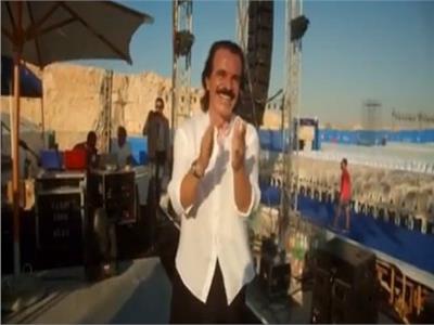 فيديو| راقصًا ومستمتعًا بعزفه.. «ياني» يروج لحفله بـالساحل