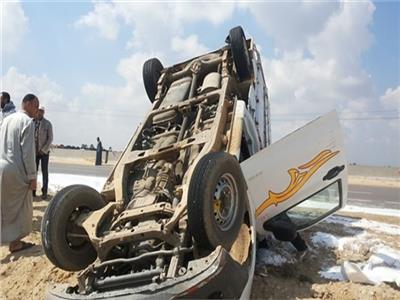 بالأسماء.. مصرع وإصابة ١٤ عاملا في انقلاب سيارة بصحراوي البحيرة 