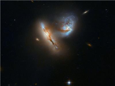 تلسكوب يلتقط صورة فوتوجرافية لاندماج مجرتين