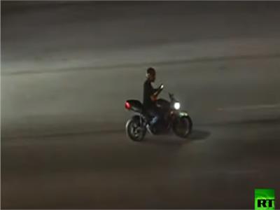 شاهد| قائد دراجة نارية ينطلق بسرعة جنونية.. وتطارده الشرطة لهذا السبب