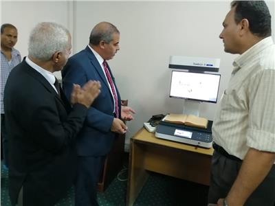 رئيس جامعة الأزهر يتفقد أحدث جهاز لتصوير المخطوطات النادرة
