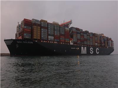 صور| عبور أكبر سفينة حاويات بالعالم  في أول رحلة لها عبر قناة السويس الجديدة 